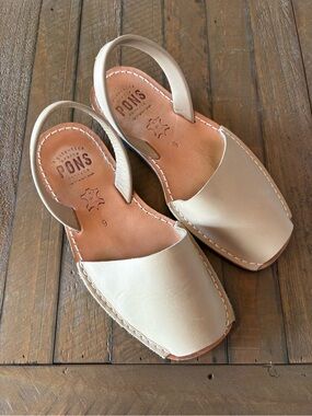 PONS Women's Cream Leather Avarca Sandals